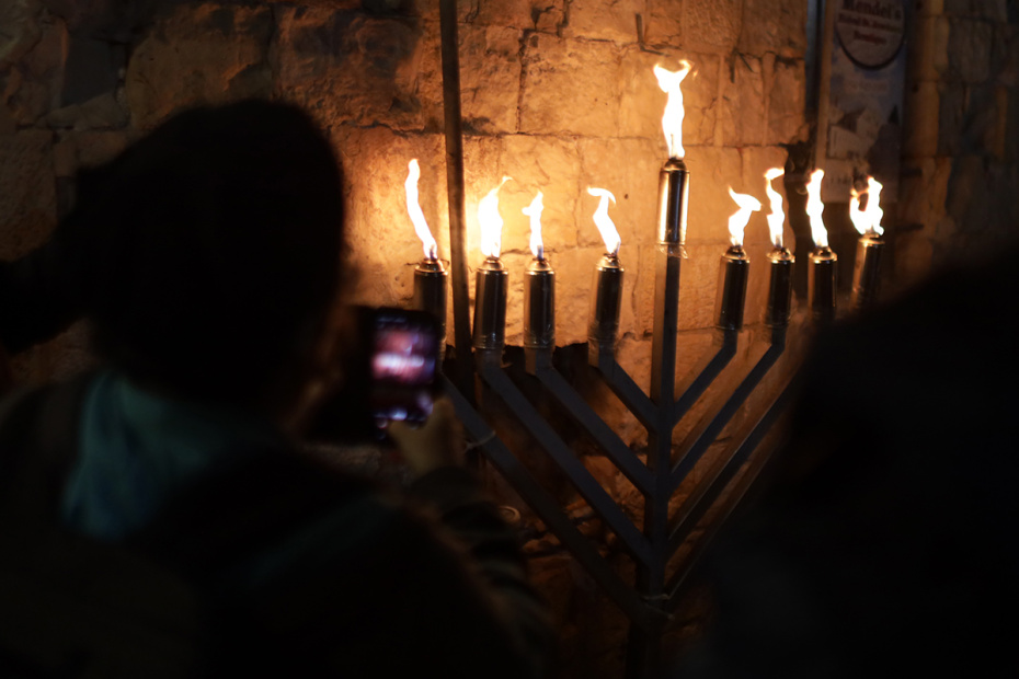 Как отмечают: зажигание ханукии, молитвы, подарки
