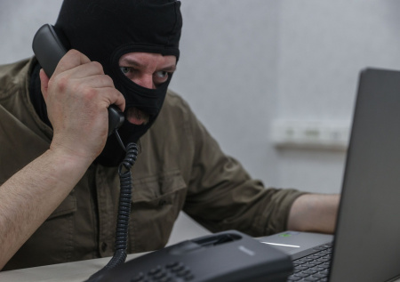 Мошенники начали обманывать россиян с помощью звонка в банк