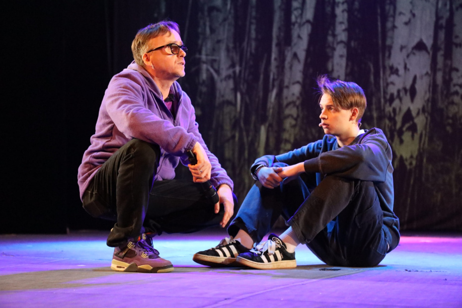 Андрей Крючков слева