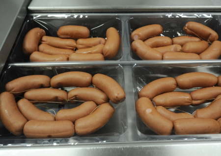 Как снять оболочку с сардельки за пару секунд и без нервов: простой способ, которым пользуются опытные хозяйки