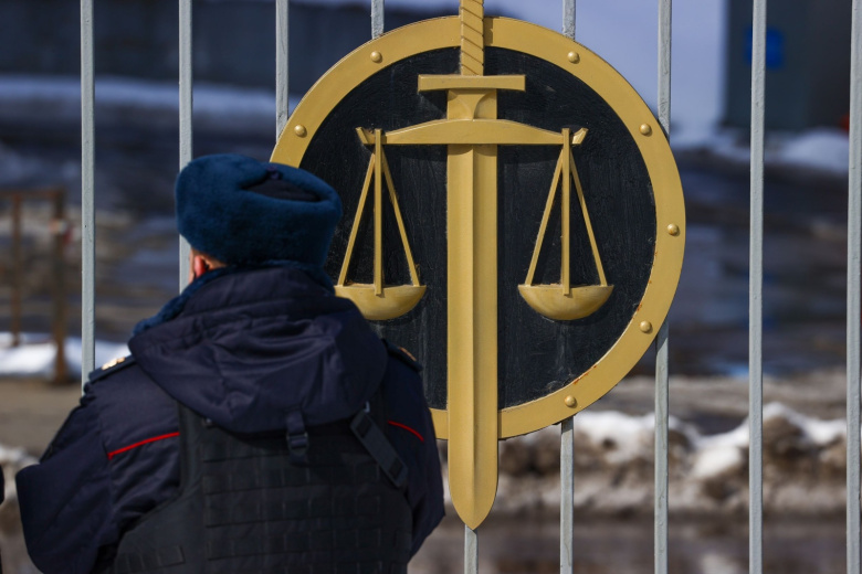 Сотрудник полиции у ворот здания Мосгорсуда РФ