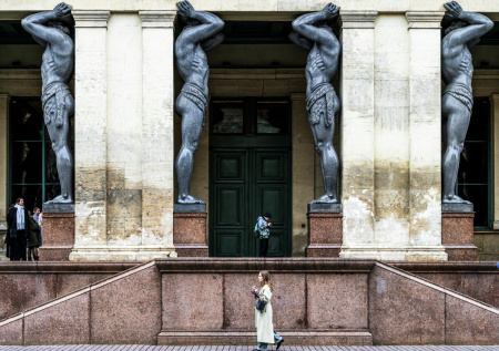 Петербуржцу выставили счет за попытку оказаться на троне