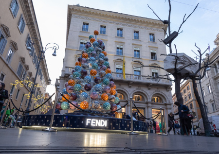 Рождественские елки украсили пастой и элитными шарами в европейском городе