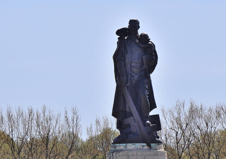 В Берлине возложили цветы к памятнику солдату Масалову, спасшему девочку