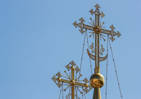 Плакат против экстремизма с изображением креста возмутил россиян