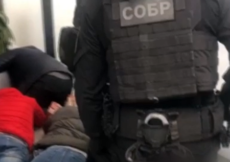 Российские спецслужбы накрыли канал по легализации тысяч мигрантов