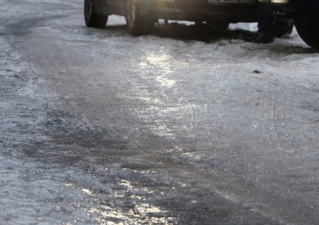 Около 10 машин заблокировали трассу в российском регионе из-за гололеда