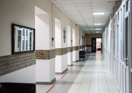 Появилось видео драки мальчика со сверстницей в школе