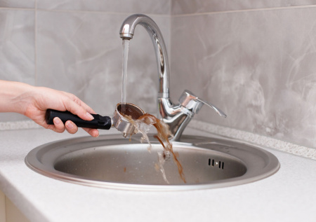 Четыре кухонных отхода, которые категорически нельзя выливать в раковину: простой список, благодаря которому трубы прослужат дольше и без по