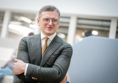 Кулебу раскритиковали за поход на концерт во время боевых действий