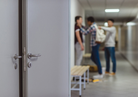 Подростки жестоко избили школьника на перемене