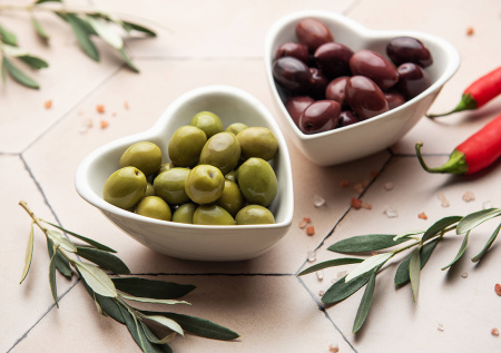Маслины — это просто спелые оливки? Или нет… Вся правда о любимой закуске