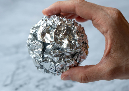 Алюминиевая фольга, о возможностях которой вы точно не догадывались: простые кухонные хитрости, которые экономят время и силы