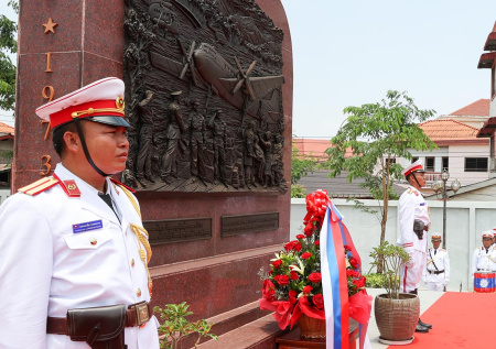 Шойгу почтил советских летчиков, помогавших Лаосу в годы агрессии США