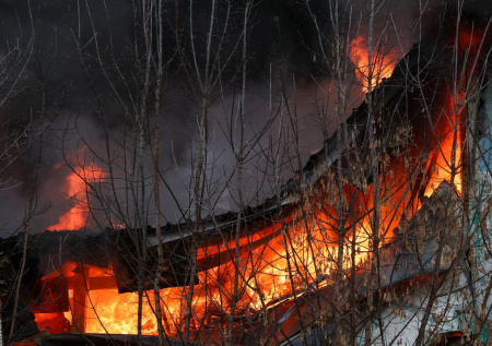 Россиянин поджег дом после отказа впустить его в гости