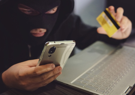 Мошенники устроили шопинг на маркетплейсе за счет москвички