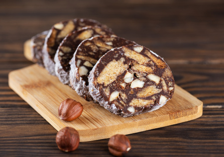 Выпечка к чаю за 15 минут: редкий рецепт колбасы с кедровыми орешками