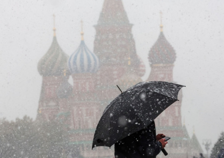 «Тропический» ливень превратится в гололед: прогноз погоды в Москве