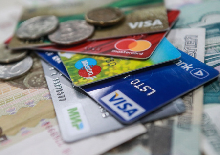Центробанк обсуждает отключение Visa и Mastercard
