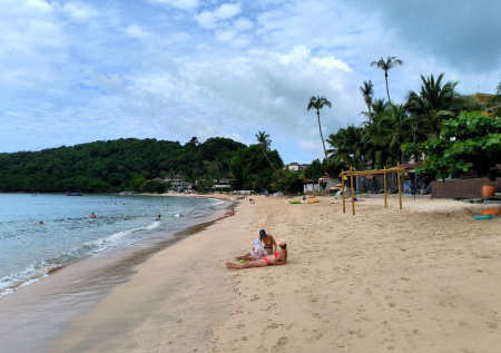 На популярном курорте начали массово досматривать россиян и искать вейпы