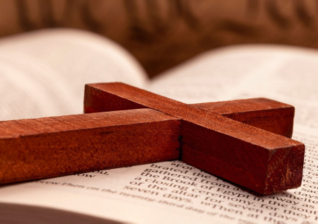 «Силой Христа»: мужчина в рясе с крестом устроил переполох в Конгрессе США