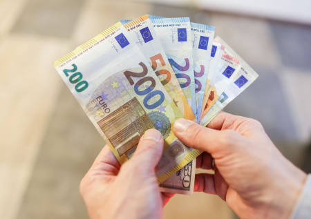 Россиян призвали до конца года избавиться от долларов