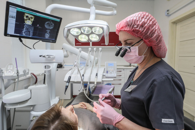 Врач-стоматолог ведет прием