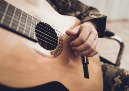 Пожилой музыкант объехал всю зону СВО и дал 200 концертов