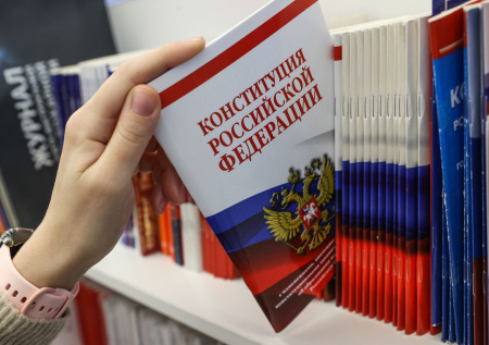 «Надругательство»: депутат раскритиковал шуточную «Конституцию для зумеров»