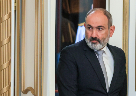 Пашинян признался всем в любви под «Белые розы»