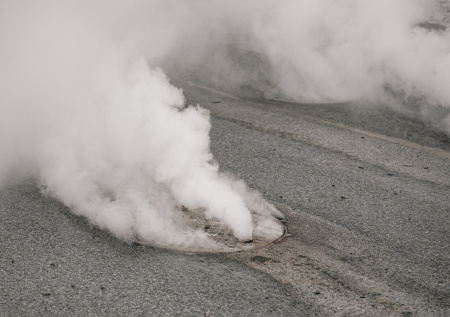 Вырвавшийся из-под земли фонтан кипятка ошпарил ребенка и пенсионера