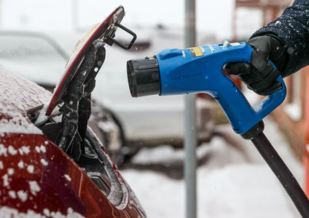 Сколько заряжается электромобиль от розетки: почему зимой надо ждать дольше