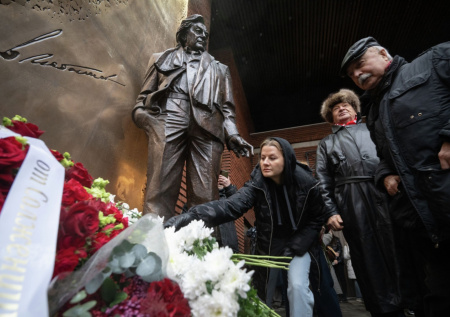 В Москве появился памятник легендарному режиссеру