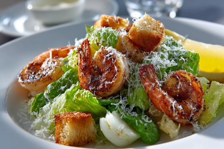 Вся семья без ума от этого салата: готовим цезарь с креветками за 10 минут