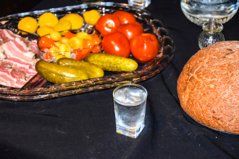 Чем и как закусывать водку — как выглядеть высокорангово за любым столом