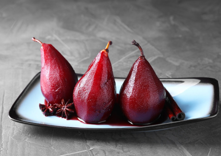 Десерт с характером: груши в красном вине с черным перцем