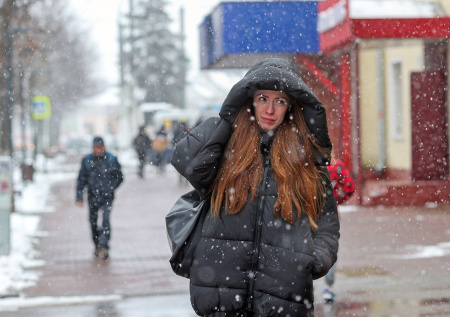 Москвичам предсказали капризную погоду со снегом и дождем