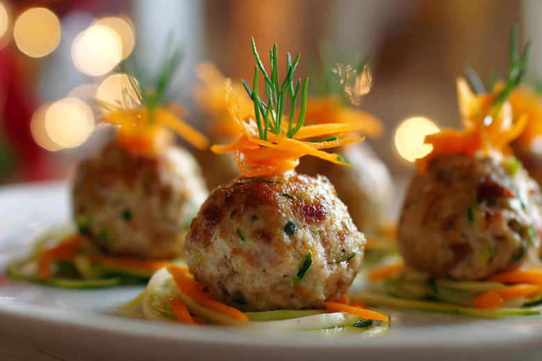 “Елочные шарики”: рецепт куриных котлет для детей на Новый год