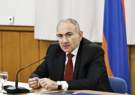 Пашинян прокатился на велосипеде по утренней Москве