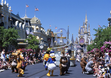 Россиян бесплатно пустили на парковку в Диснейленде из-за национальности