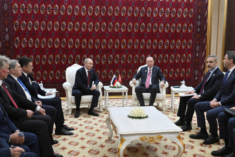 Президент РФ Владимир Путин и президент Турции Реджеп Тайип Эрдоган во время встречи в Ашхабаде