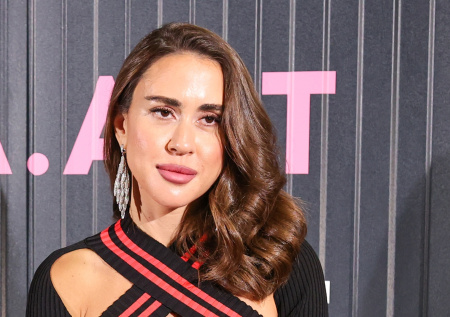 Изголодавшаяся по мужскому вниманию дочь Успенской открыла выставку картин