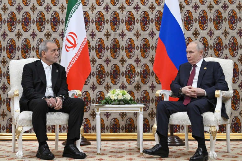 Президент РФ Владимир Путин и президент Ирана Масуд Пезешкиан во время встречи в Ашхабаде
