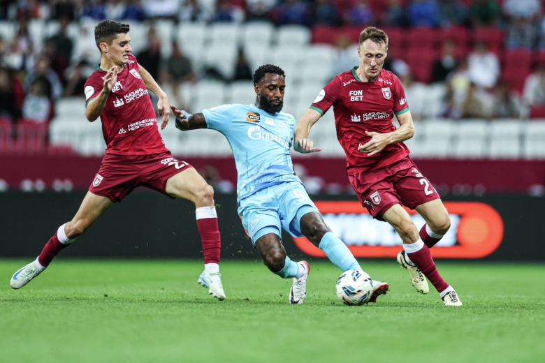 Велдин Ходжа (Рубин), Жерсон (Зенит) и Алексей Грицаенко (Рубин) в матче 2-го тура российской Премьер-лиги в Казани