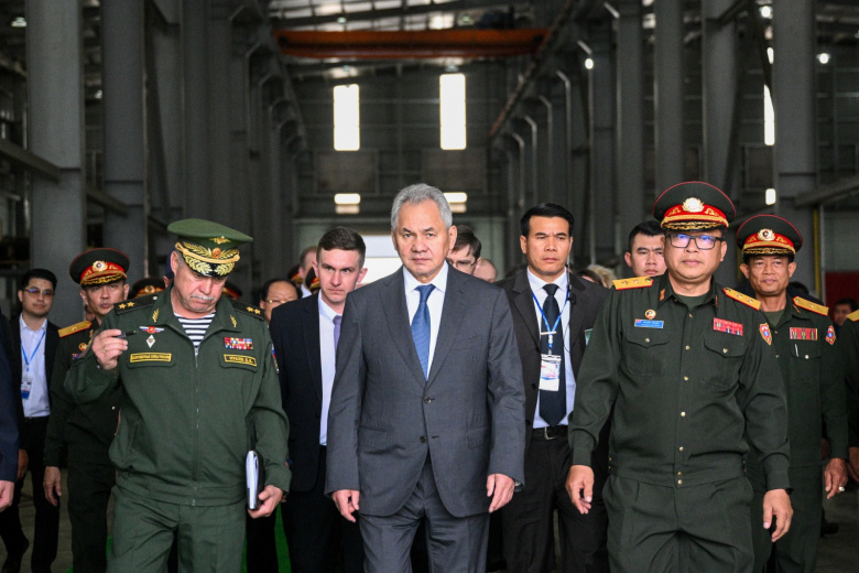 Лаос. Вьентьян. Секретарь Совета безопасности РФ Сергей Шойгу (в центре) во время посещения завода российско-лаосской дружбы по ремонту военной инженерной техники российского (советского) производства