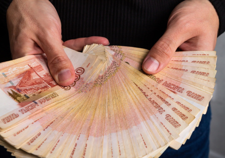 Петербуржец выплатил 15 млн рублей алиментов, чтобы не потерять машину