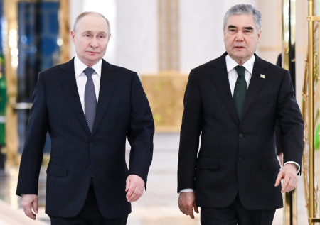 Путин возложил цветы к Монументу нейтралитета