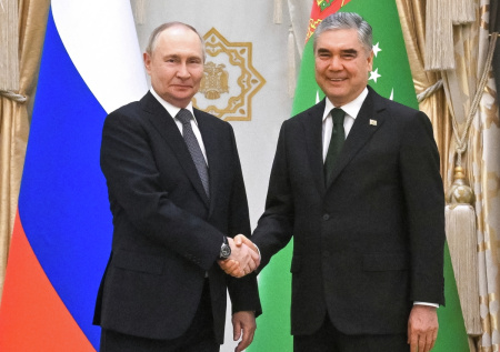 Путин прибыл в Конгресс-центр Ашхабада для участия в форуме мира