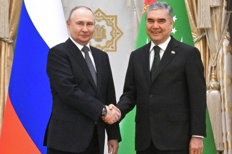 Президент РФ Владимир Путин и председатель народного совета Туркмении Гурбангулы Бердымухамедов (справа) во время встречи в Ашхабаде