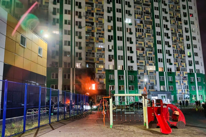 Обстановка на месте взрыва в многоквартирном доме. Здание повреждено при отражении атаки БПЛА